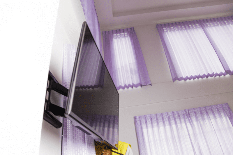 התקנת טלויזיה על קיר גבס - התקנה בטוחה ומקצועית