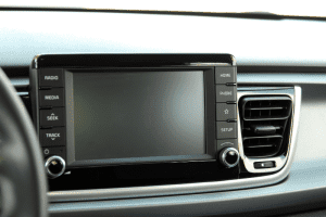 מערכות מולטימדיה לרכב מתקינים רק אצל חשמלאי רכב מומחה